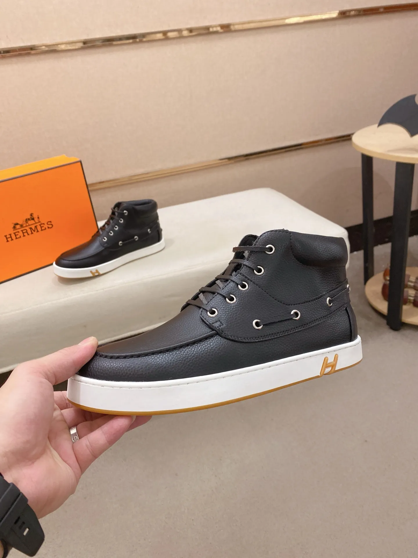 Ex-factory price: 480💰《HERMES》【Classic Original Version】Hermès; Top 🔝 Purchasing Agency 🔍🔍Men's latest high-tops 🇺🇸 available simultaneously at counters, imported from Italy original ▲▲cowhide ▲▲ (high-end, extravagance, class) times) Exquisite workmanship (Italian 🇮🇹Imported water-dyed 🐂cowhide lining) sole: Original sole provided by the original factory, ⚠️exclusive double-layer activity·TPR·rubber·combined molded outsole; super comfortable·wear-resistant·non-slip·environmental protection The real thing is more beautiful if you take the real thing (high quality, follow the order). You can enter and exit the counter at will * Number of yards: 38-44 (45 can be customized and cannot be returned or exchanged)